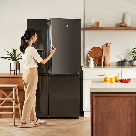 Electrolux 680 L Frost Free Side by Side Refrigerator, Glossy Dark Grey Stainless Steel, EQE6879A-B NIN 18 Electrolux 680 L Frost Free Side by Side Refrigerator, Glossy Dark Grey Stainless Steel, EQE6879A-B NIN